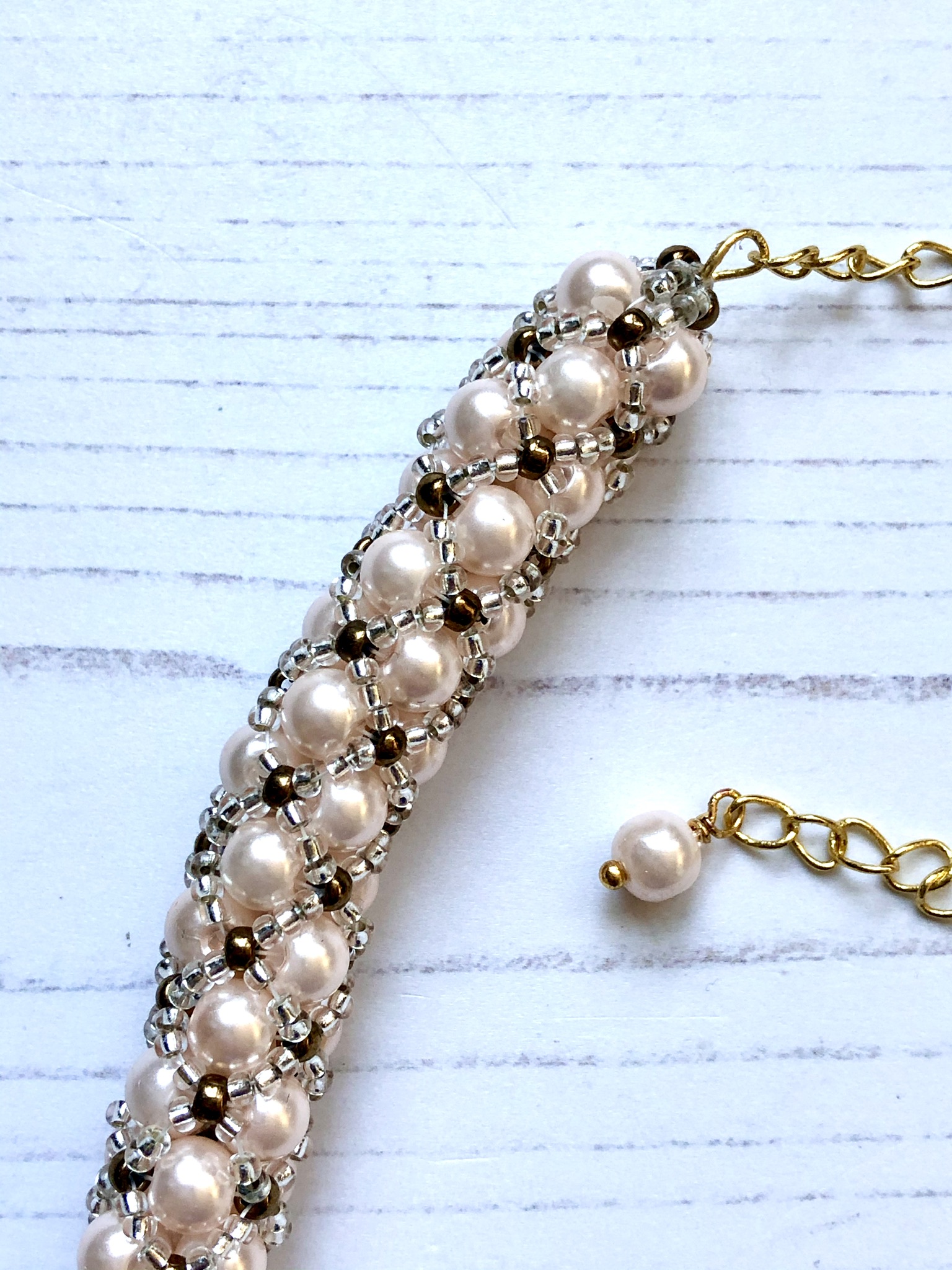 Kiss Kross Soft White Shell Pearl and Seed Bead Necklace - Image 3