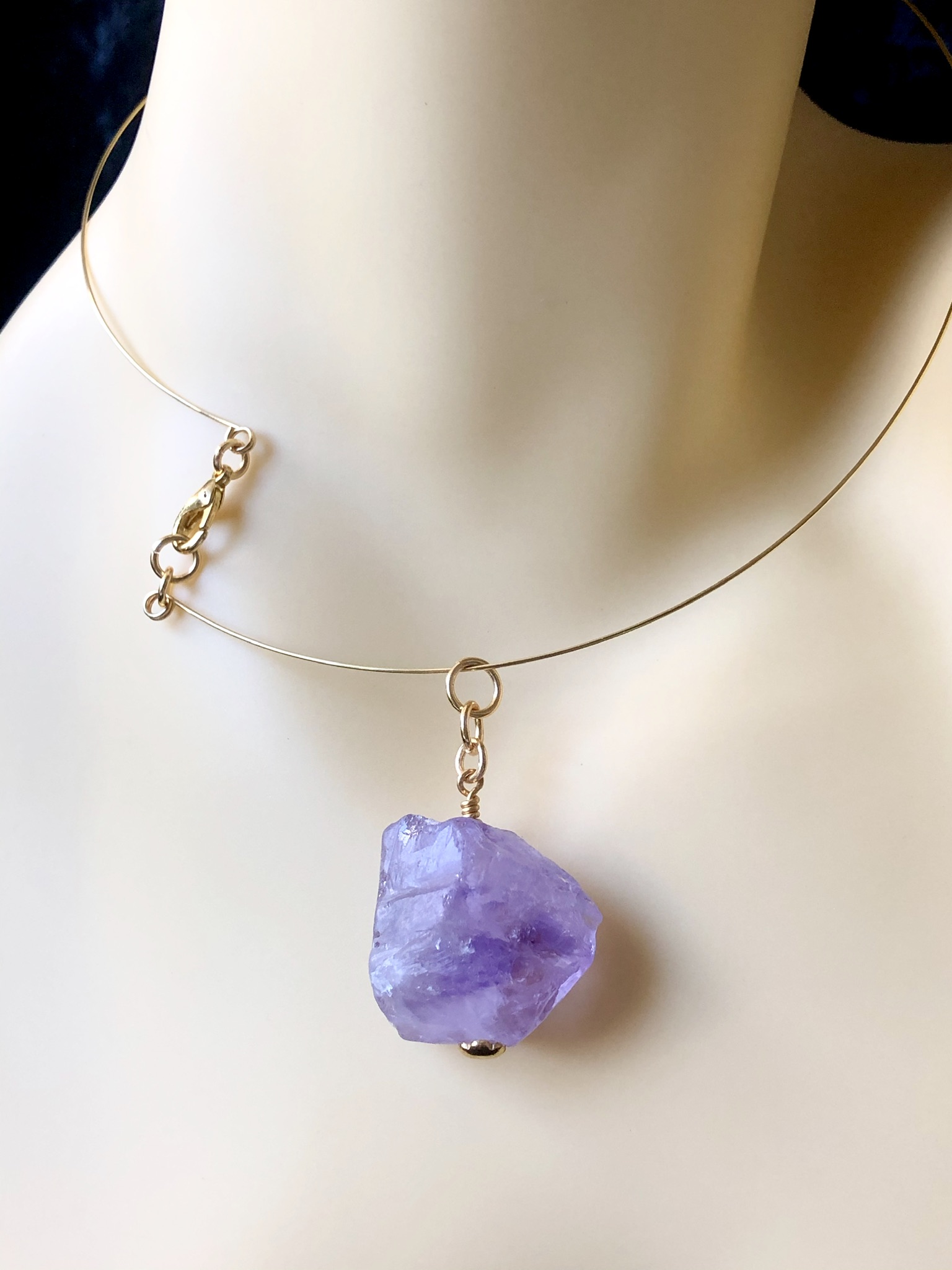 Rough Cut Amethyst Pendant Gold Tone Memory Wire Necklace - Image 3