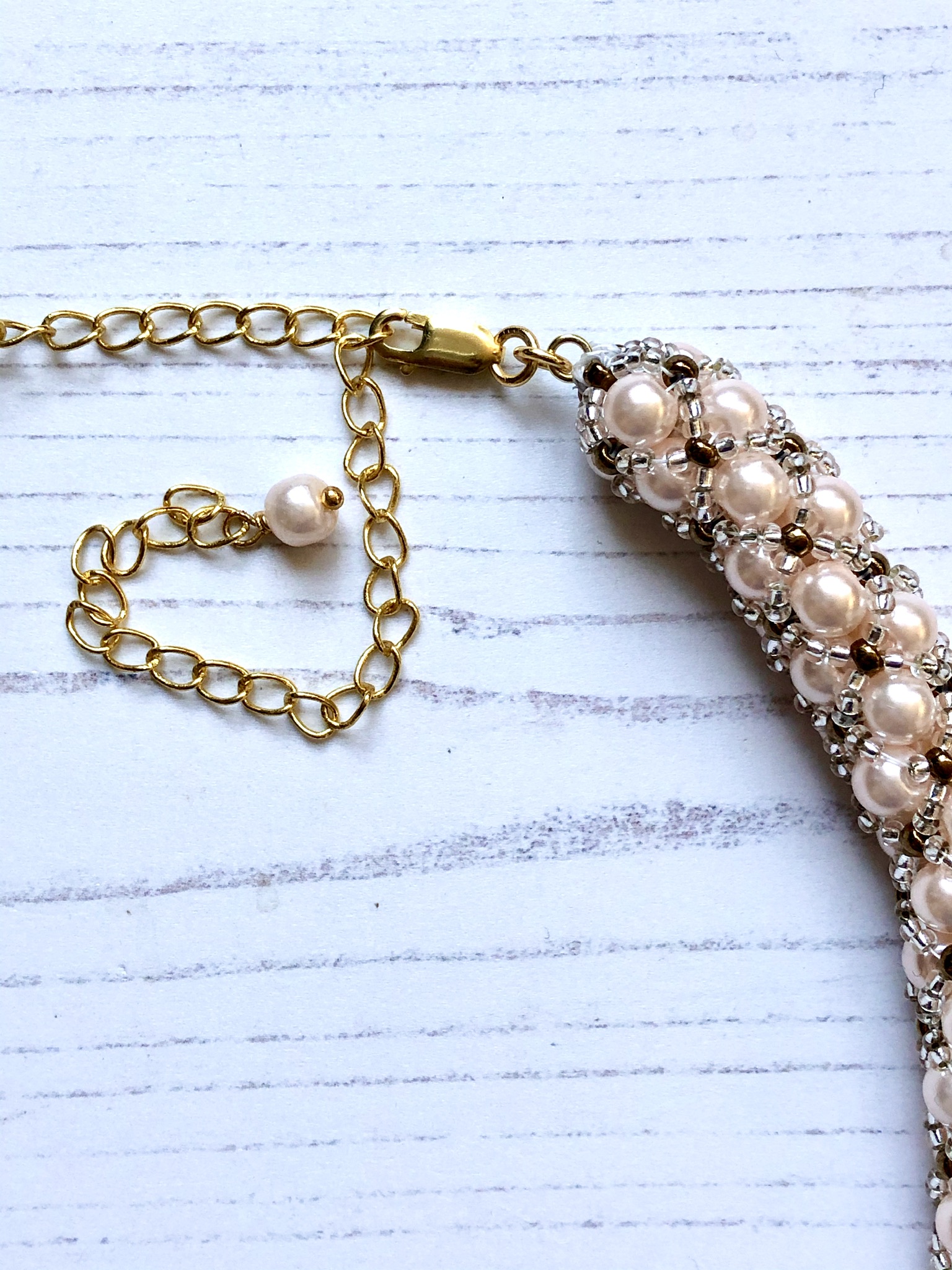 Kiss Kross Soft White Shell Pearl and Seed Bead Necklace - Image 4