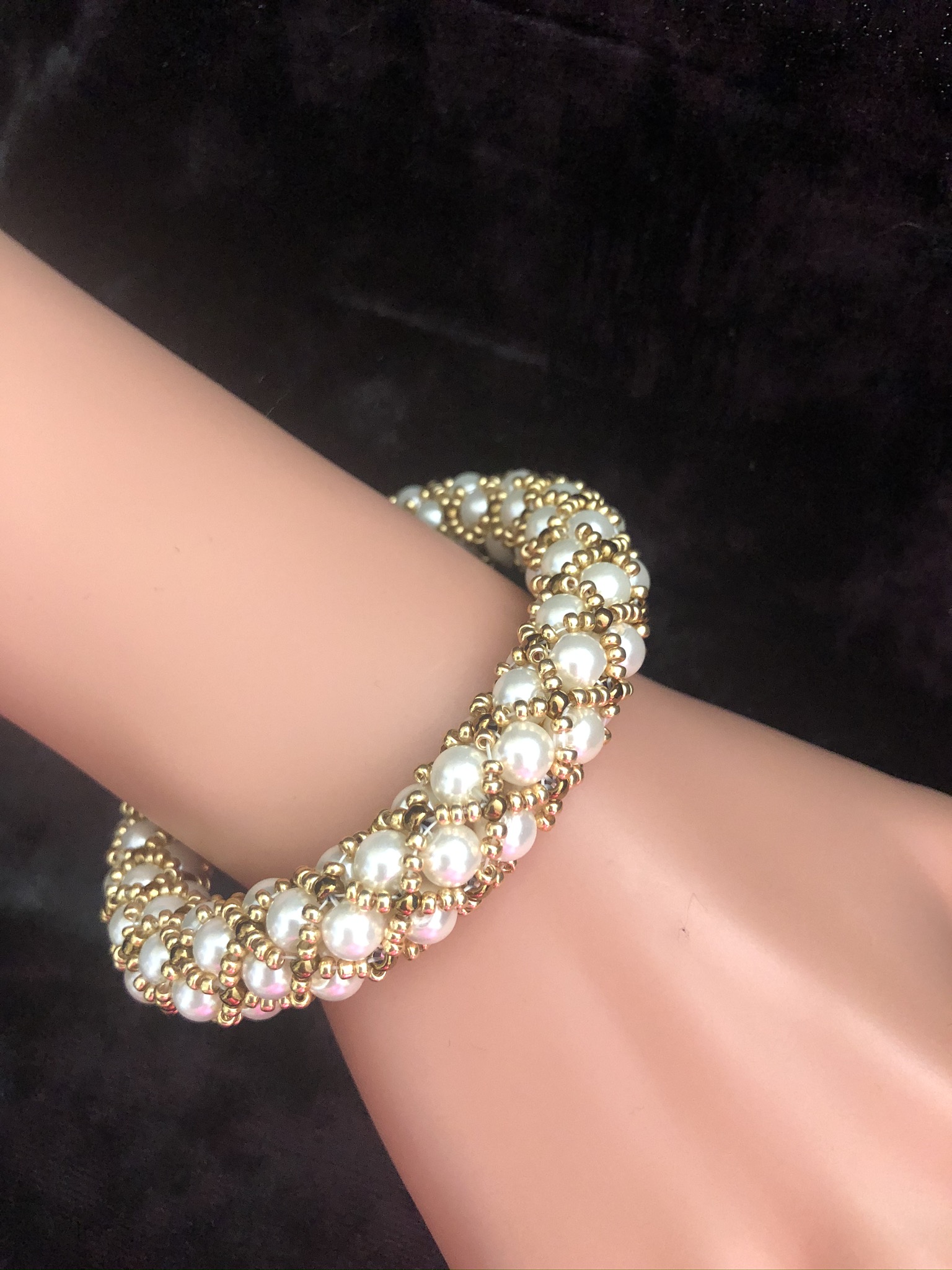 Image for Kiss Kross cream shell and gold bracelet 3