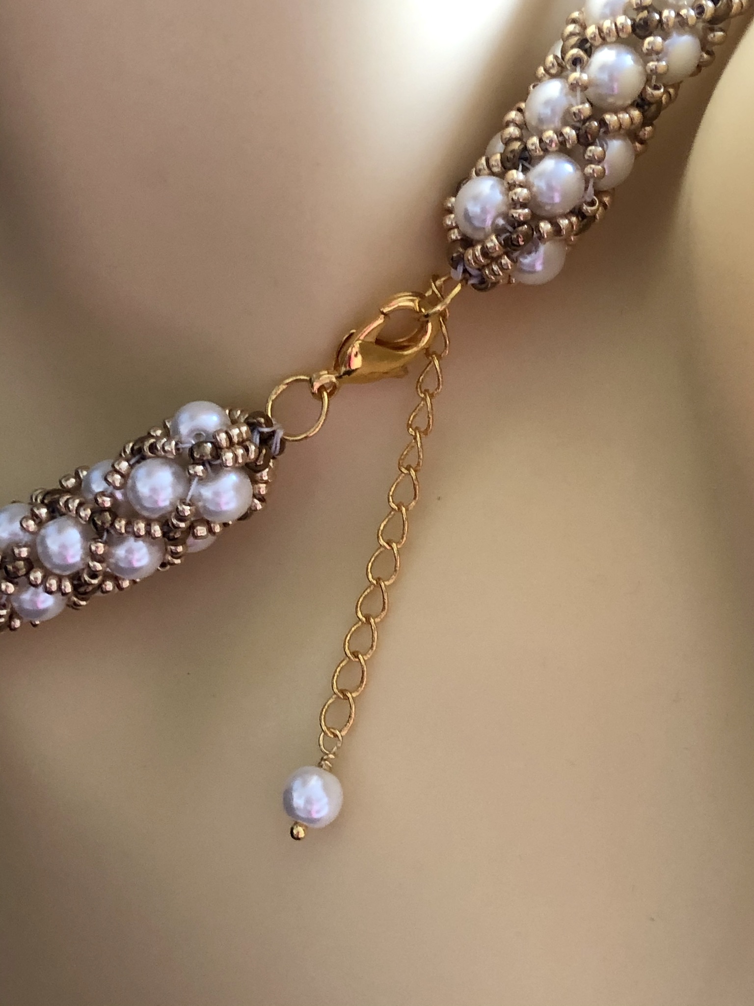 Image for Kiss Kross Cream Shell and Gold Necklace 2