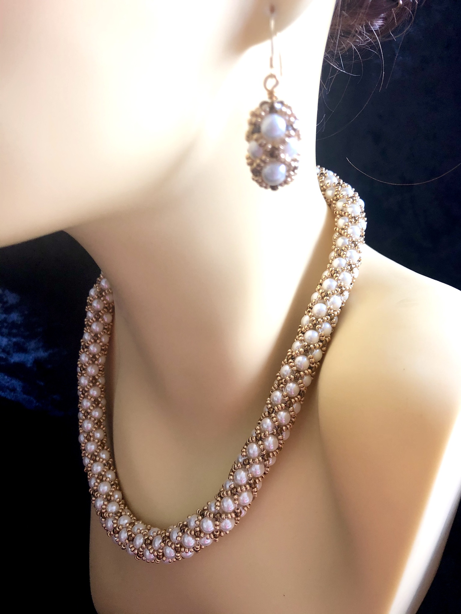 Image for Kiss Kross Cream Shell and Gold Necklace 3