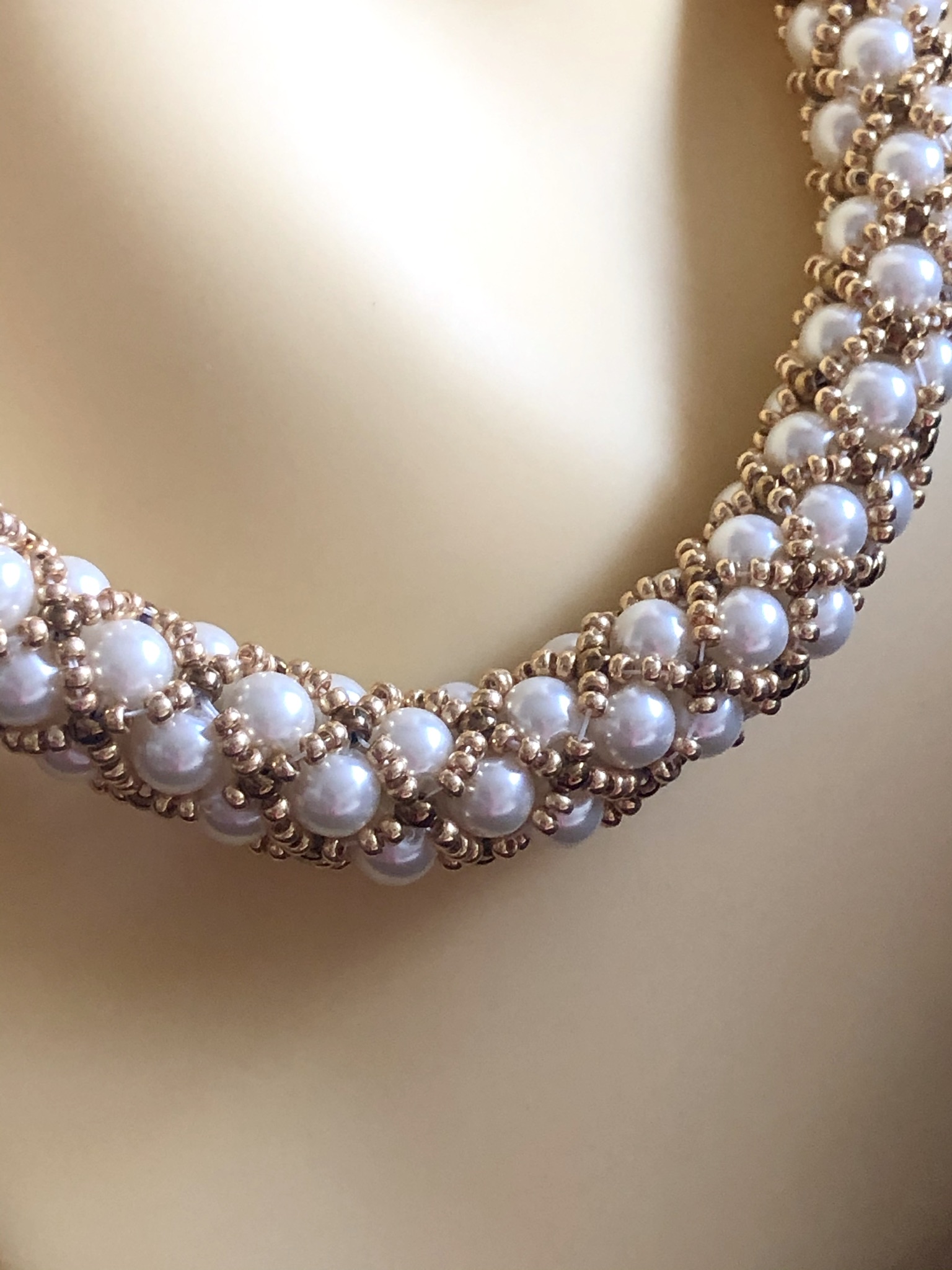 Image for Kiss Kross Cream Shell and Gold Necklace 4