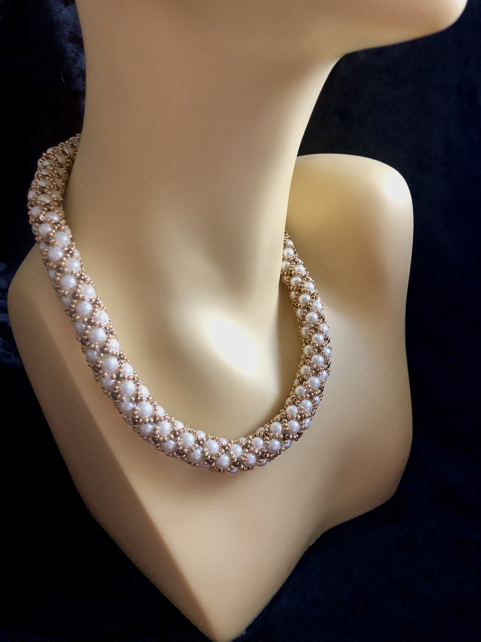 Image for Kiss Kross Cream Shell and Gold Necklace 5