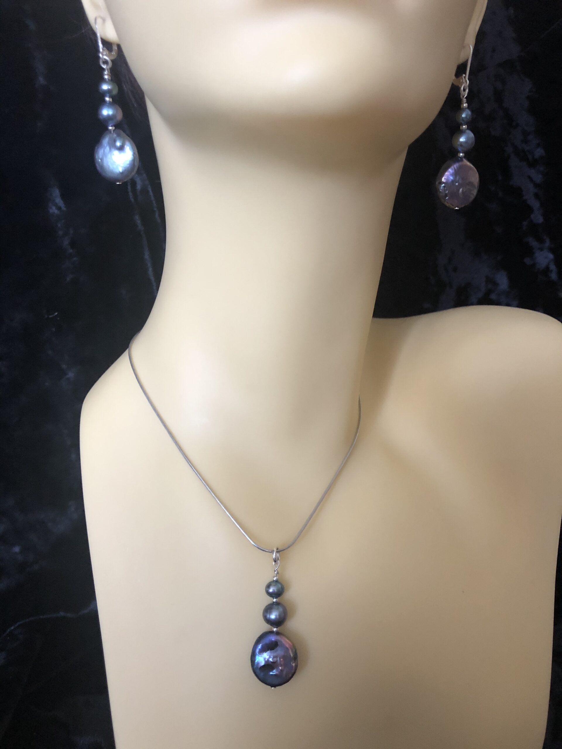 Image for Peacock Pearl Coin Pendant and Earrings 1