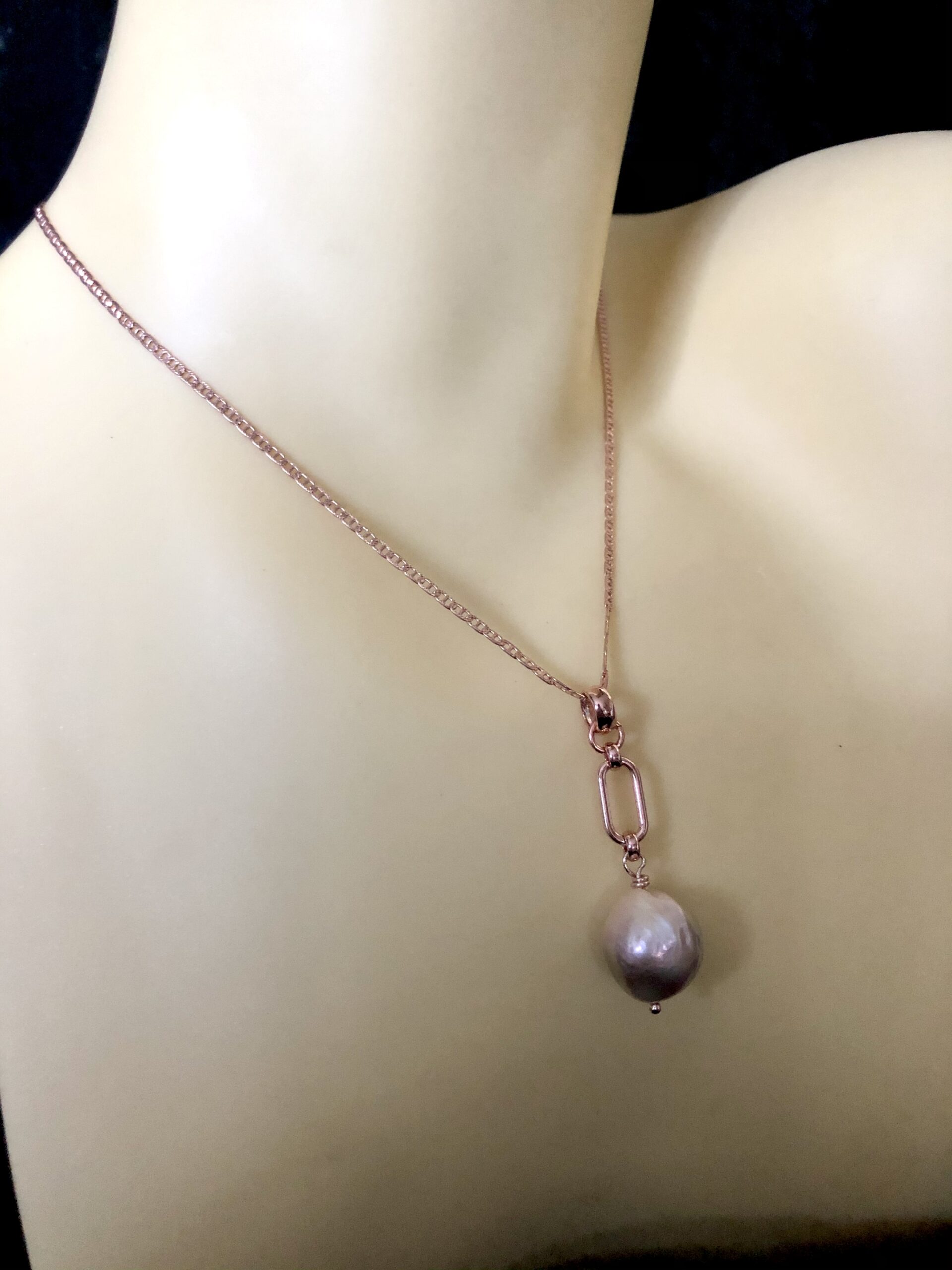 Image fo Metallic pearl paper clip pendant 1
